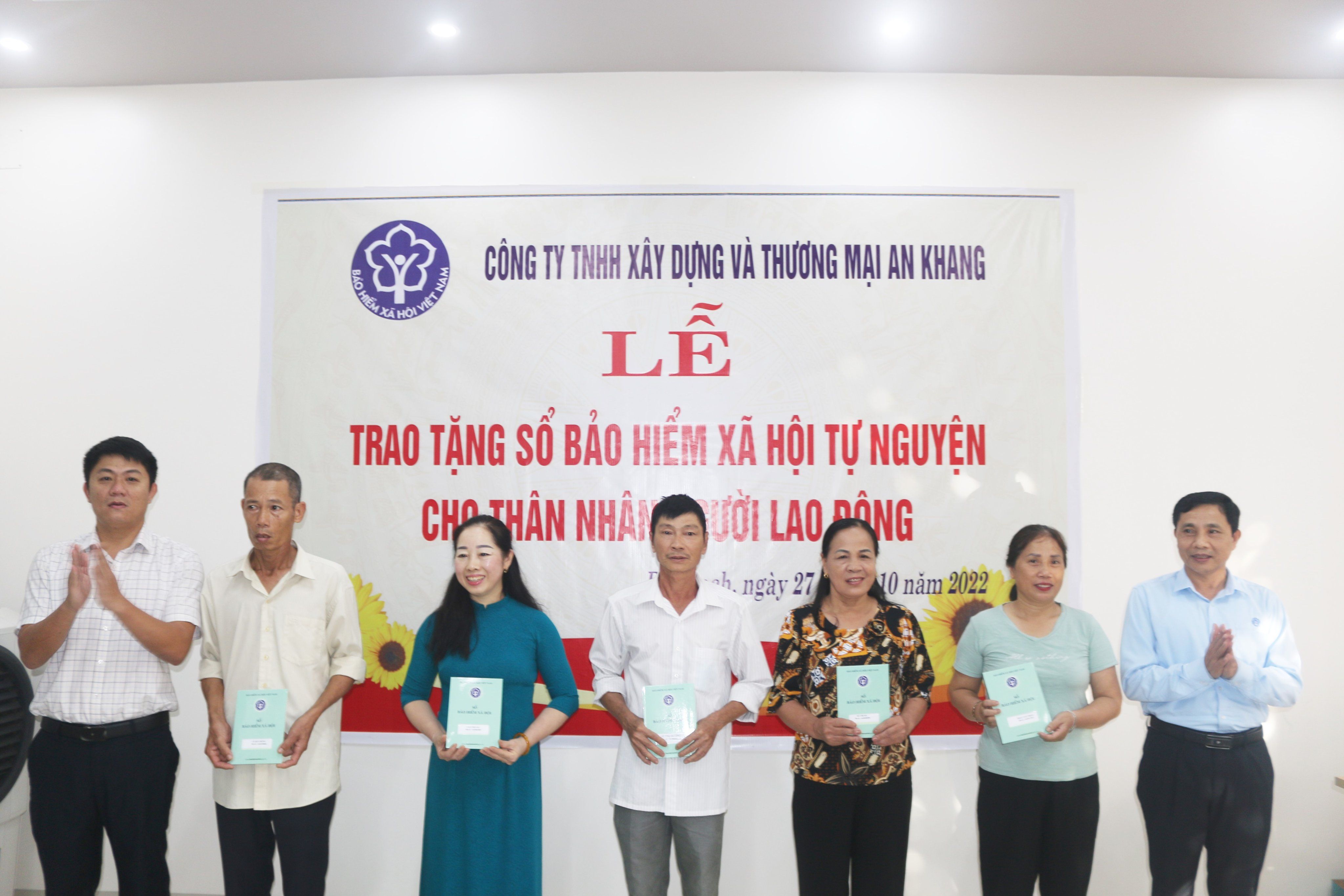 Công ty TNHH XD &TM An Khang tổ chức trao tặng 5 sổ BHXH tự nguyện cho thân nhân NLĐ của đơn vị.