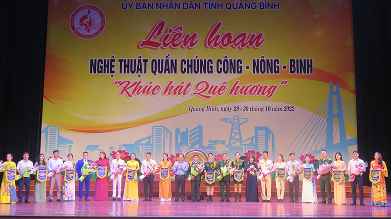 Đồng Chí Trần Hải Châu, Phó Bí Thư thường trực Tỉnh ủy tặng hoa chúc mừng các đoàn nghệ thuật quần chúng tham gia liên hoan