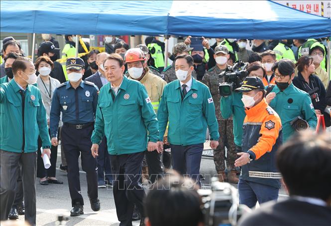 Tổng thống Hàn Quốc Yoon Suk-yeol thị sát hiện trường vụ giẫm đạp tại Seoul ngày 30/10/2022. Ảnh: Yonhap/ TTXVN