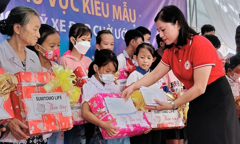 Hội Chữ thập đỏ huyện Lệ Thủy kết nối, trao học bổng cho học sinh nghèo trên địa bàn.