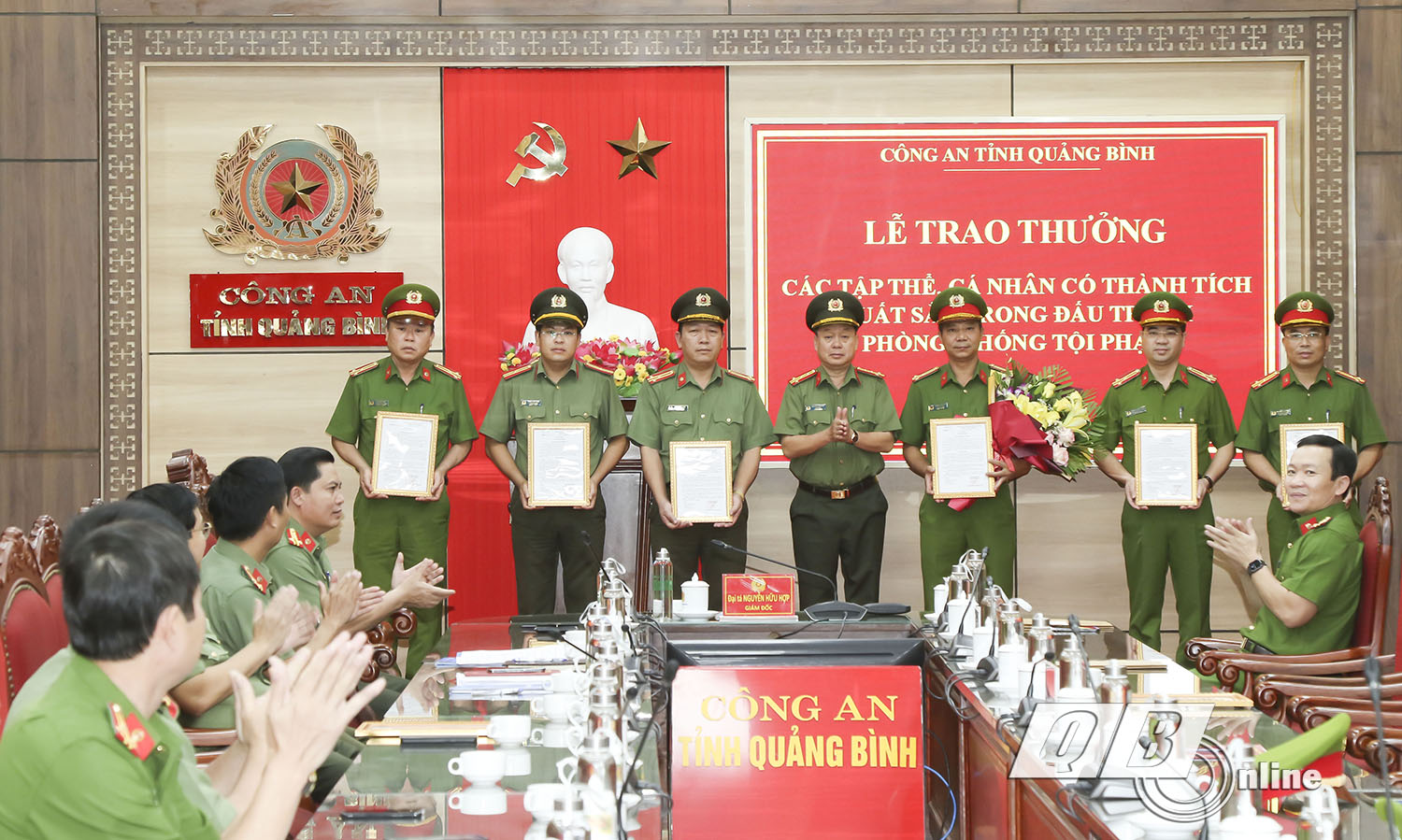 Đồng chí Giám đốc Công an tỉnh Nguyễn Hữu Hợp trao thưởng cho các đơn vị tham gia chuyên án đấu tranh với các đối tượng đánh bạc qua mạng