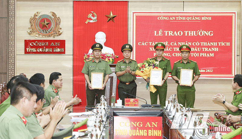 Đồng chí Giám đốc Công an tỉnh Nguyễn Hữu Hợp trao thưởng cho các đơn vị tham gia chuyên án đấu tranh với các đối tượng mua bán trái phép chất ma túy.