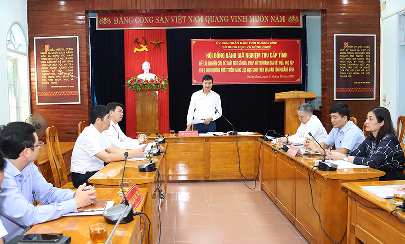 Giám đốc Sở KH-CN Nguyễn Chí Thắng, Chủ tịch Hội đồng nghiệm thu nhiệm vụ, chủ trì hội nghị.