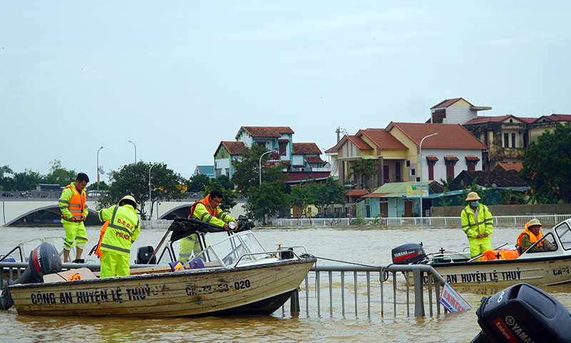Lực lượng Công an triển khai công tác ứng phó với mưa lũ tại Lệ Thủy tháng 10/2022.