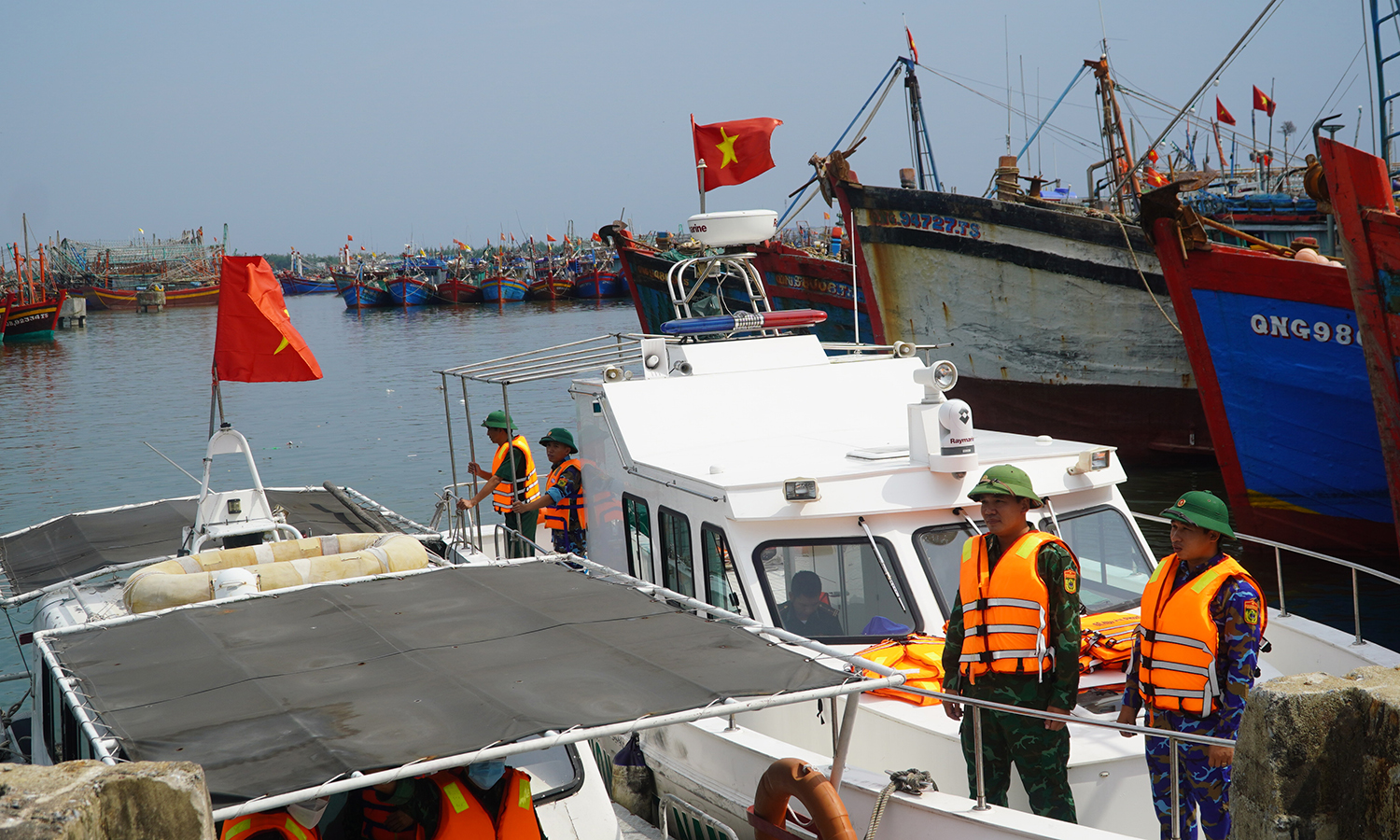 Lực lượng Bộ đội Biên phòng chuẩn bị công tác phòng, chống bão số 4 tại Khu neo đậu tránh trú bão cho tàu cá cửa Gianh (Bố Trạch).