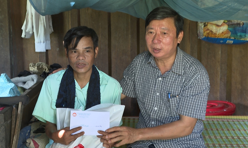 Lãnh đạo Mặt trận huyện Quảng Ninh tặng quà cho hộ nghèo xã Trường Sơn.