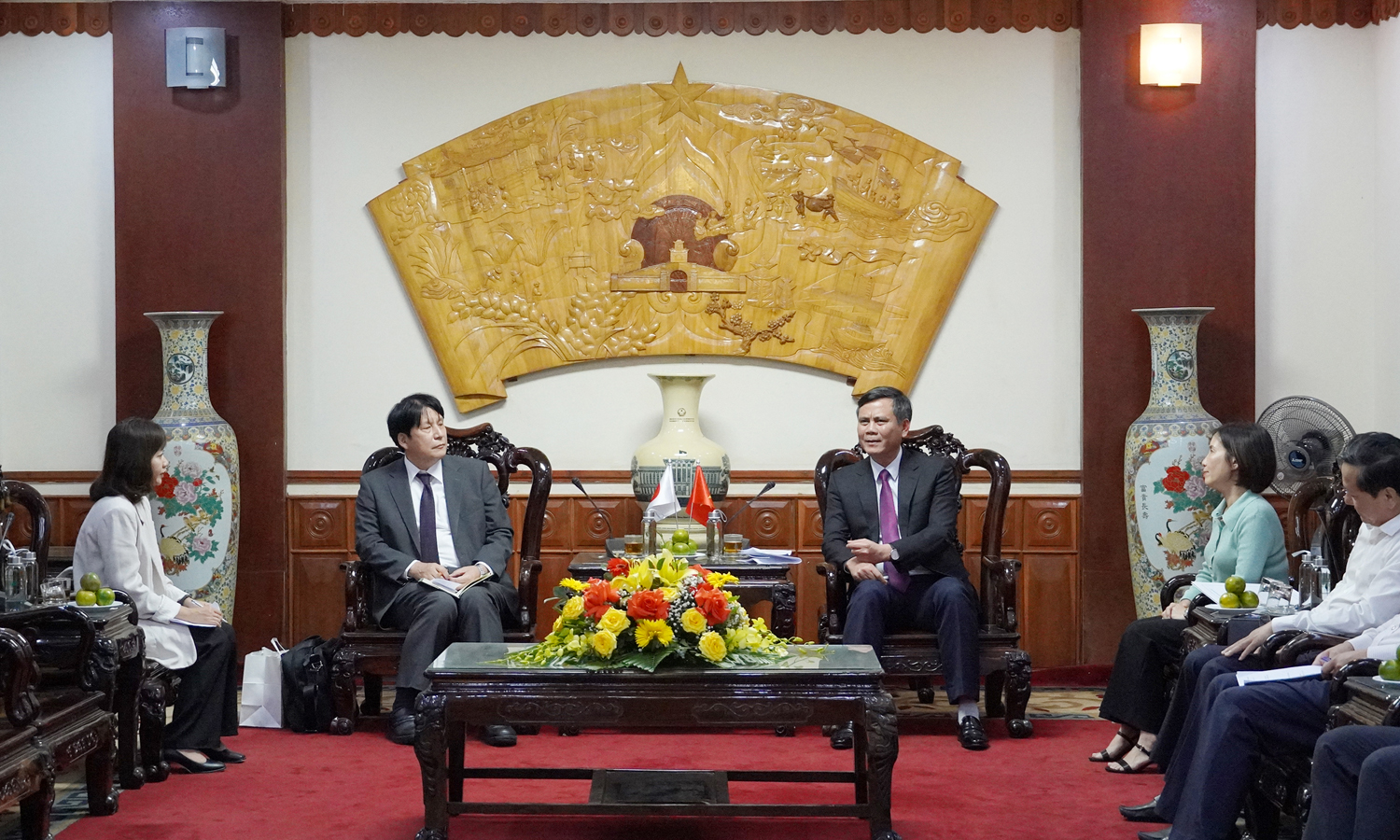 Đồng chí Chủ tịch UBND tỉnh tiếp xã giao Tổng lãnh sự Nhật Bản tại Đà Nẵng