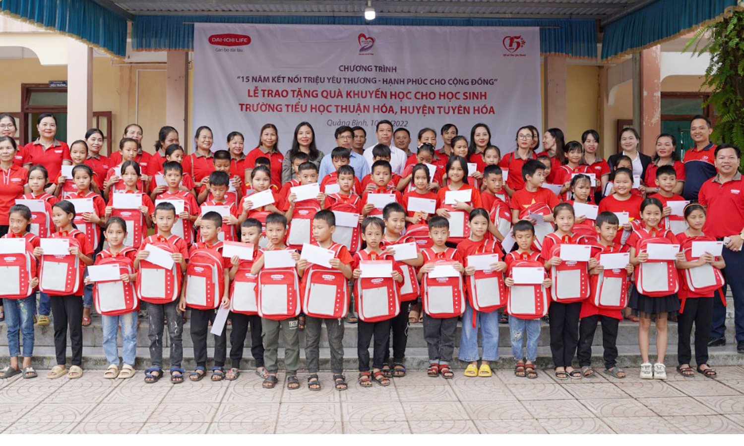 Dai-ichi Life Việt Nam tặng quà cho học sinh có hoàn cảnh khó khăn huyện Tuyên Hóa