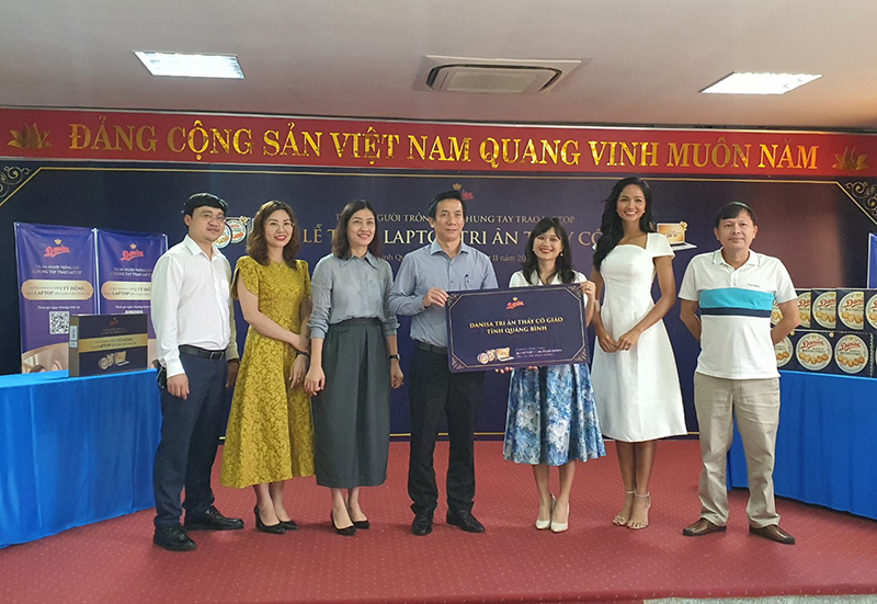 Trao tặng 26 lap top cho giáo viên Quảng Bình