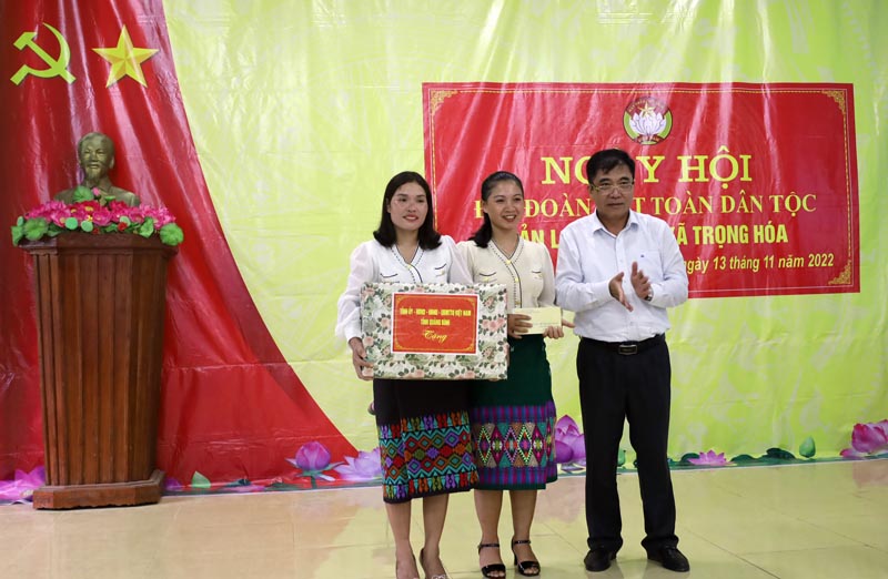 Đồng chí Phó Chủ tịch Thường trực UBND tỉnh dự "Ngày hội Đại đoàn kết toàn dân tộc" tại xã Trọng Hóa
