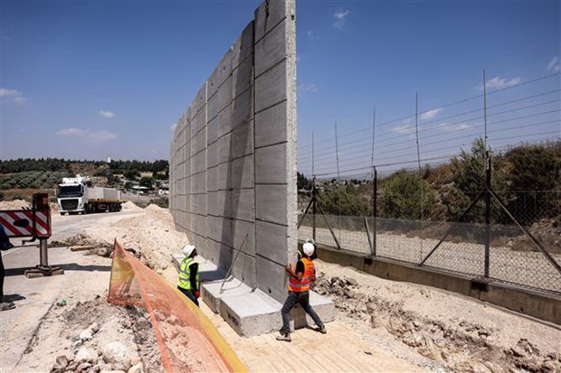Israel nâng cấp hàng rào thép gai ngăn cách với khu Bờ Tây