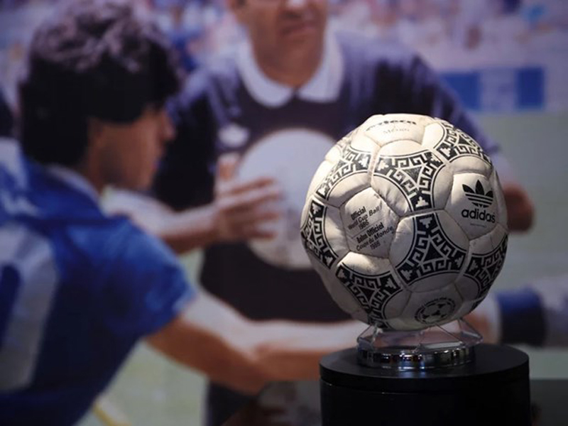 Trái bóng 'Bàn tay của Chúa' của Maradona được bán giá 2,4 triệu USD