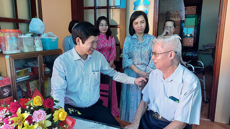 Đồng chí Phó Chủ tịch UBND tỉnh Hồ An Phong thăm, tặng quà cho các nhà giáo tiêu biểu