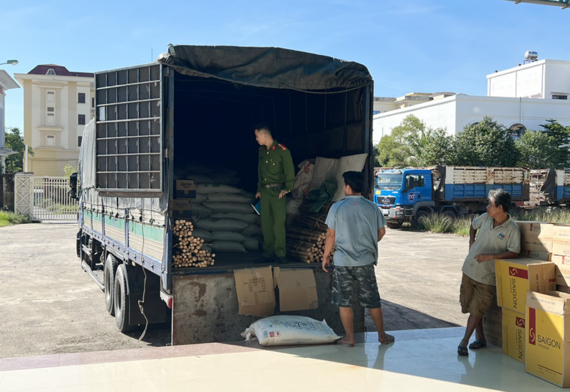 Bắt xe chở 20 tấn đường Thái Lan và bia Corona có dấu hiệu nhập lậu