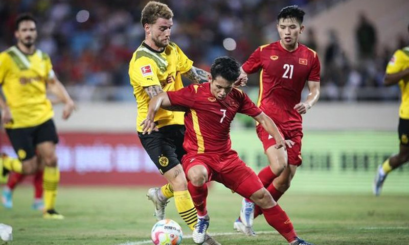 Đội tuyển Việt Nam thắng CLB Dortmund 2-1