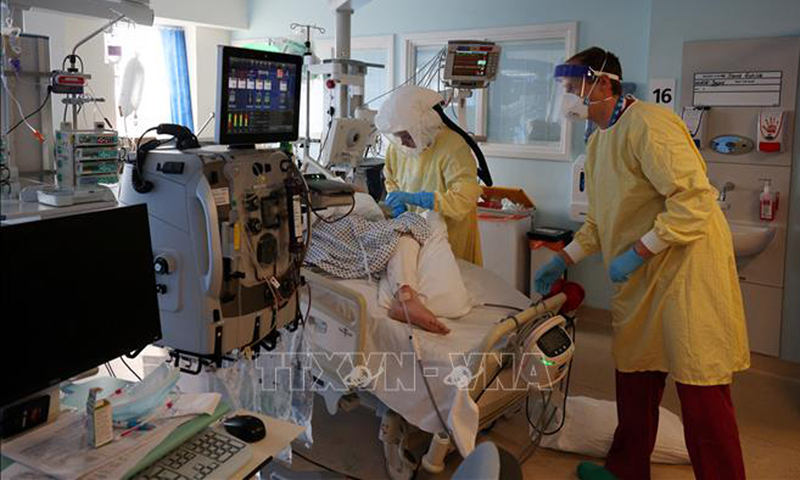 Nhân viên y tế điều trị cho bệnh nhân COVID-19 tại bệnh viện ở Portsmouth, Anh ngày 23/3/2021. Ảnh: AFP/TTXVN