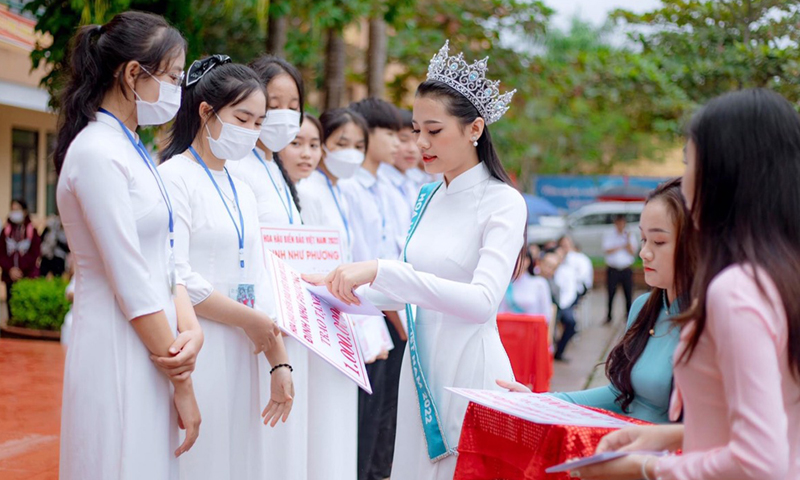 Hoa hậu Đinh Như Phương trao học bổng cho các em học sinh có hoàn cảnh khó khăn tại Trường THPT Nguyễn Trãi (Bố Trạch).