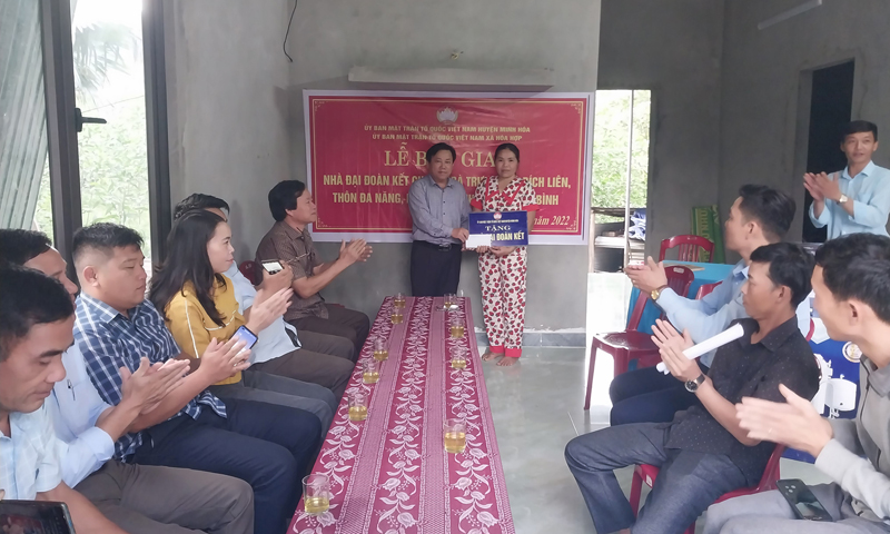 Ủy ban MTTQ huyện Minh Hóa bàn giao 50 triệu đồng cho gia đình chị Trương Thị Bích Liên xây dựng nhà  