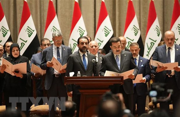 Thủ tướng al-SudaniCùng các thành viên nội các tuyên thệ nhậm chức tại Quốc hội ở thủ đô Baghdad. (Ảnh: THX/TTXVN)