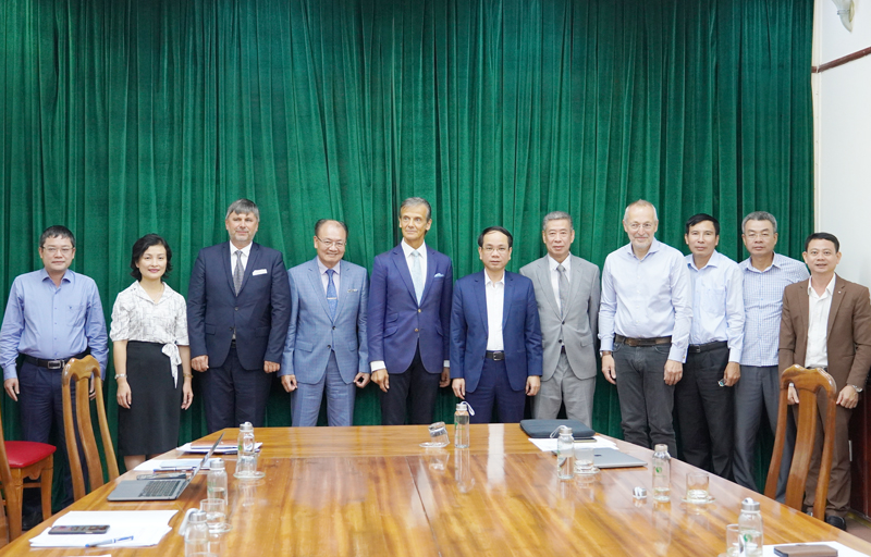 Đồng chí Phó Chủ tịch UBND tỉnh Phan Mạnh Hùng chụp ảnh lưu niệm với đoàn công tác của Công ty cổ phần DAILY PLAN as.