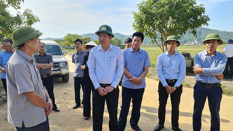 Đồng chí Phó Chủ tịch UBND tỉnh Hồ An Phong kiểm tra tiến độ thi công dự án đường Hồng Hoá- Yên Hoá-Quy Đạt, huyện Minh Hoá.