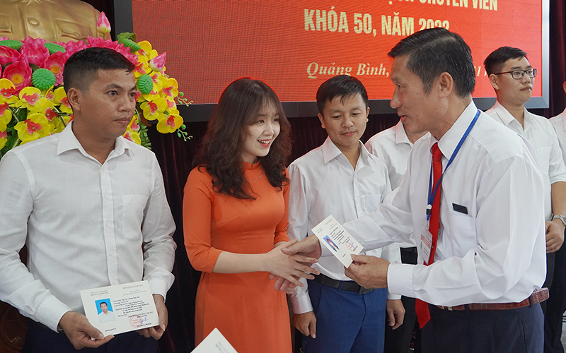 Đại diện lãnh đạo Trường Chính trị tỉnh tặng giấy khen cho các học viên xuất sắc.