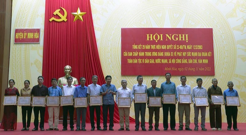Huyện ủy Minh Hóa tặng giấy khen cho các cá nhân có thành tích xuất sắc trong triển khai thực hiện Nghị quyết số 23 của Ban Chấp hành trung ương Đảng.
