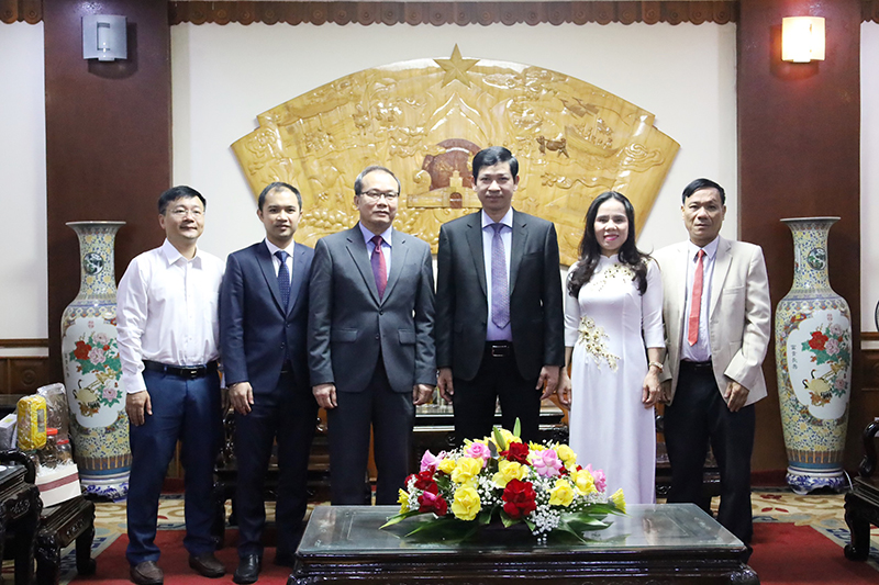 Đồng chí Phó Chủ tịch UBND tỉnh Hồ An Phong chụp hình lưu niệm cùng đoàn công tác. 