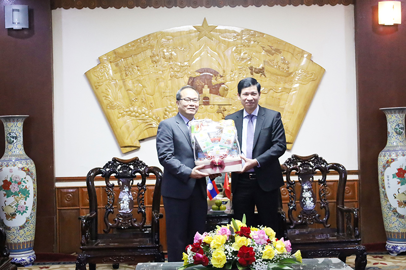 Đồng chí Phó Chủ tịch UBND tỉnh Hồ An Phong tặng quà lưu niệm cho đoàn công tác.