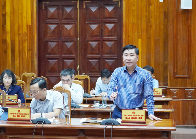 Đồng chí Giám đốc Sở Tài chính Phạm Quang Long phát biểu tại phiên họp.