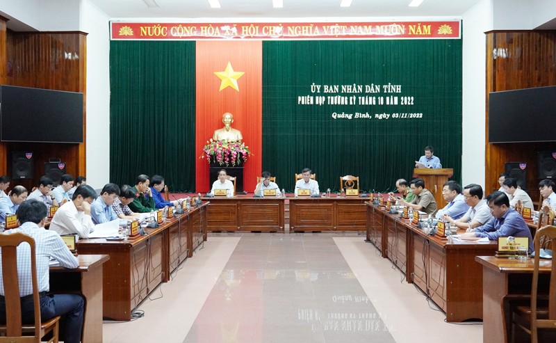 Giám đốc Sở Kế hoạch và Đầu tư Phan Phong Phú báo báo tình hình KT-XH tháng 10 và 10 tháng của tỉnh.