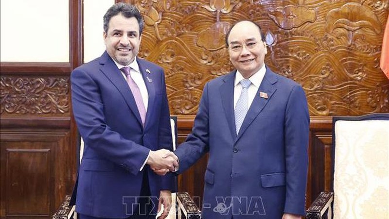 Chủ tịch nước Nguyễn Xuân Phúc tiếp Đại sứ Các Tiểu Vương quốc Arab Thống nhất Obaid Saeed Al Dhaheri. (Ảnh: TTXVN)
