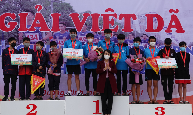 Hai anh em Nguyễn Viết Ái và Nguyễn Viết Ân (đứng thứ 6 và thứ 8 kể từ trái qua) giành HCV tại giải việt dã Đại hội TDTT tỉnh Quảng Bình lần thứ IX.