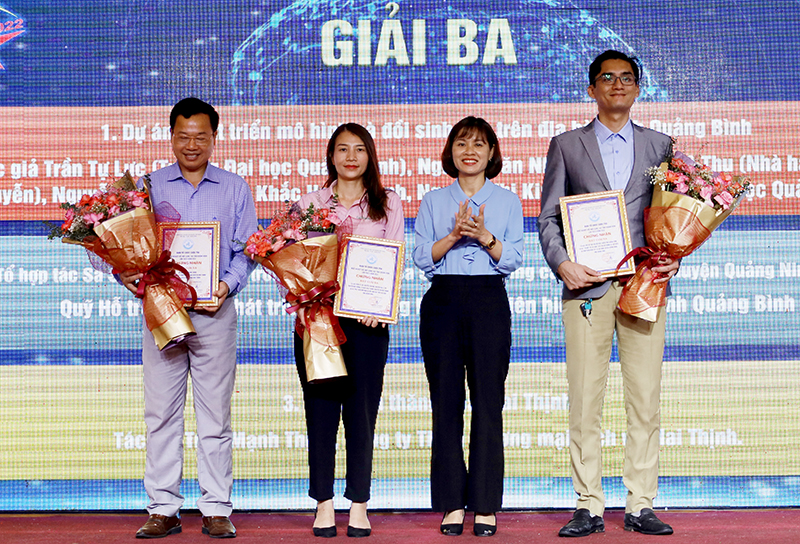Đồng chí Diệp Thị Minh Quyết, Chủ tịch Hội LHPN tỉnh trao giải ba Cuộc thi Khởi nghiệp đổi mới sáng tạo (Quỹ HTPNPT đồng giải ba cùng hai đơn vị)