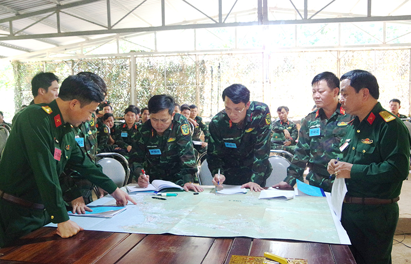 Hội ý Ban Thường vụ Đảng ủy Quân sự tỉnh về thực hành xử trí tình huống trong tác chiến phòng thủ.