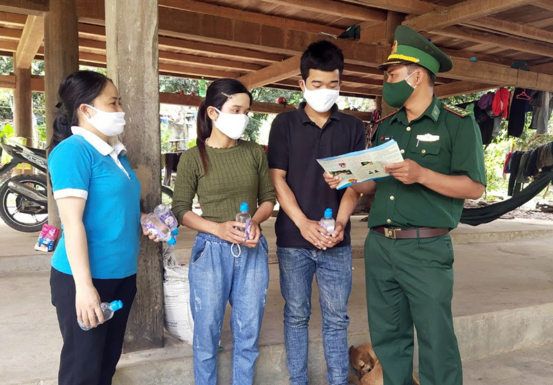 Đồn Biên phòng Làng Mô, xã Trường Sơn (Quảng Ninh) tuyên truyền phòng, chống dịch bệnh cho đồng bào Bru-Vân Kiều.