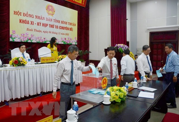 Đại biểu bỏ phiếu miễn nhiệm chức vụ Chủ tịch UBND tỉnh nhiệm kỳ 2021-2026 đối với ông Lê Tuấn Phong. (Ảnh: Nguyễn Thanh/TTXVN)