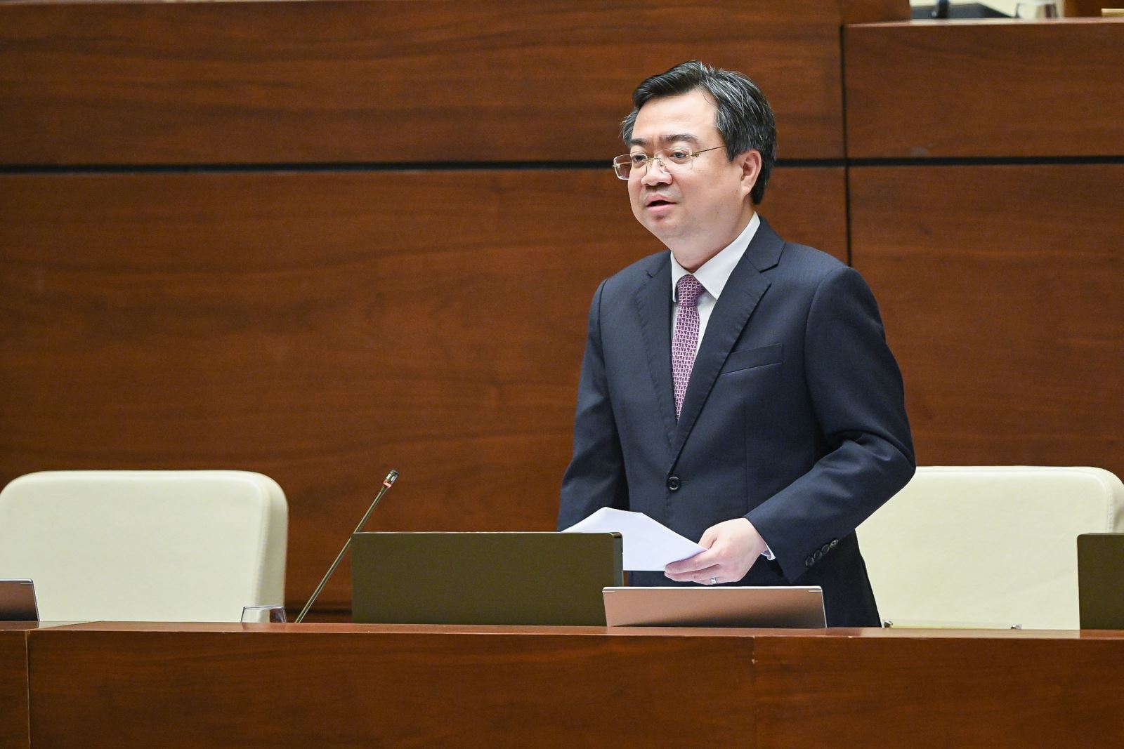 Bộ trưởng Bộ Xây dựng Nguyễn Thanh Nghị trả lời chất vấn tại Quốc hội.