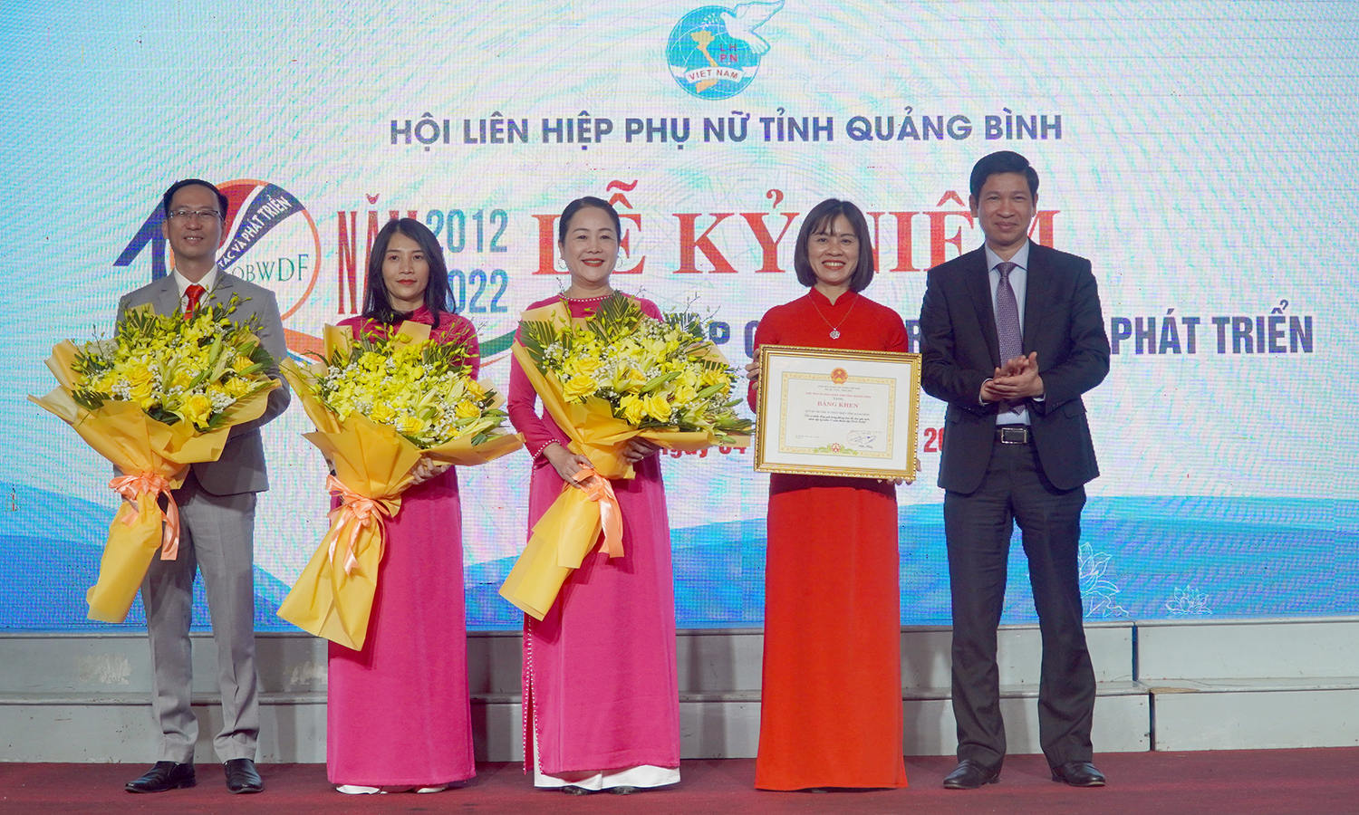 Đồng chí Phó Chủ tịch UBND tỉnh Hồ An Phong trao Bằng khen của UBND tỉnh cho Quỹ HTPNPT tỉnh