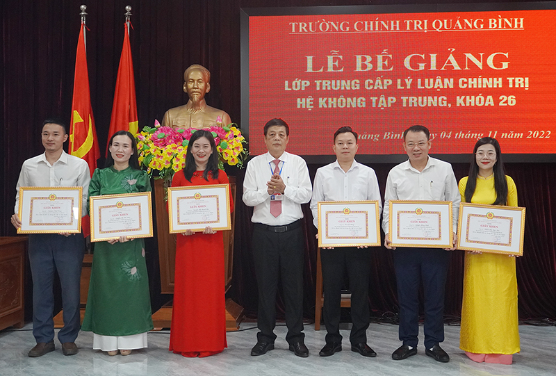  Đại diện lãnh đạo Trường Chính trị tỉnh tặng giấy khen cho các học viên xuất sắc.