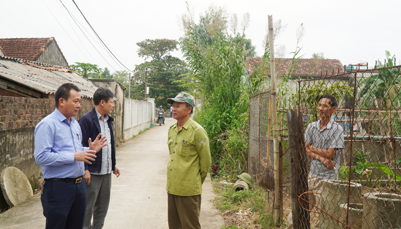 Giám đốc CDC Quảng Bình bác sĩ Đỗ Quốc Tiệp hướng dẫn người dân An Thủy cách phòng chống muỗi truyền bệnh SXH.