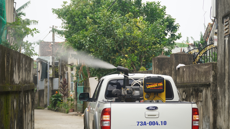 CDC phun hóa chất diệt muỗi tại các ngõ xóm của xã An Thủy…