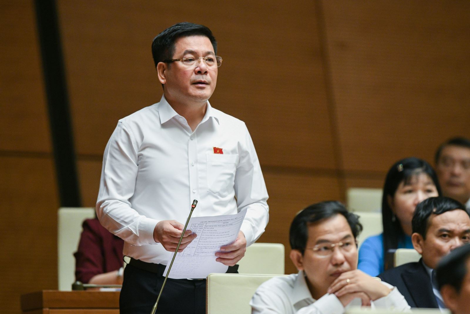 Bộ trưởng Bộ Công Thương Nguyễn Hồng Diên trả lời về tình hình xăng đầu. Ảnh: TTXVN