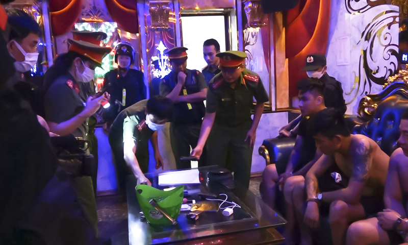 Lực lượng Công an phát hiện nhiều đối tượng thuê phòng hát Karaoke để sử dụng trái phép chất ma túy.