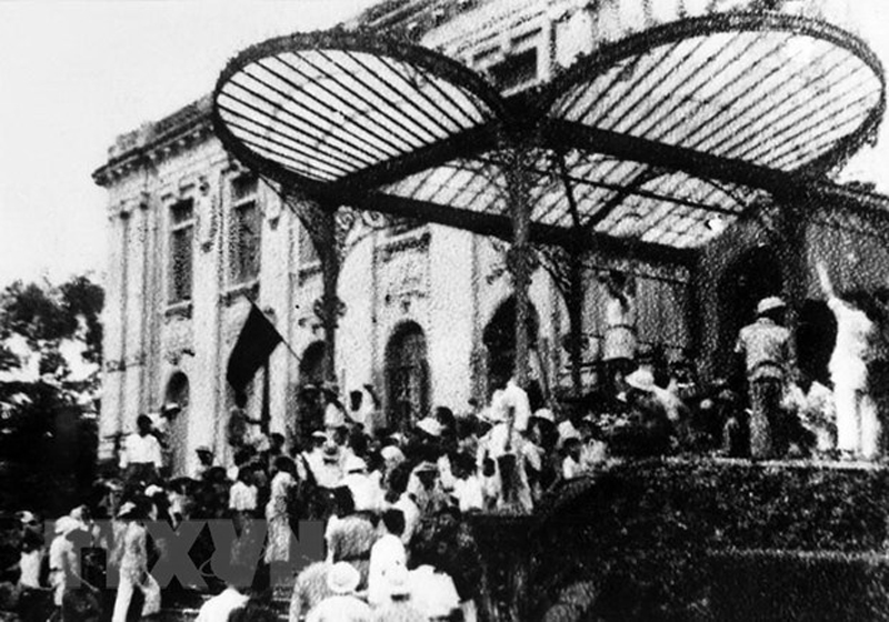 Quần chúng nhân dân Thủ đô Hà Nội đánh chiếm Bắc Bộ phủ, cơ quan đầu não của chính quyền tay sai Pháp ở Bắc Bộ, ngày 19/8/1945. (Ảnh: TTXVN)