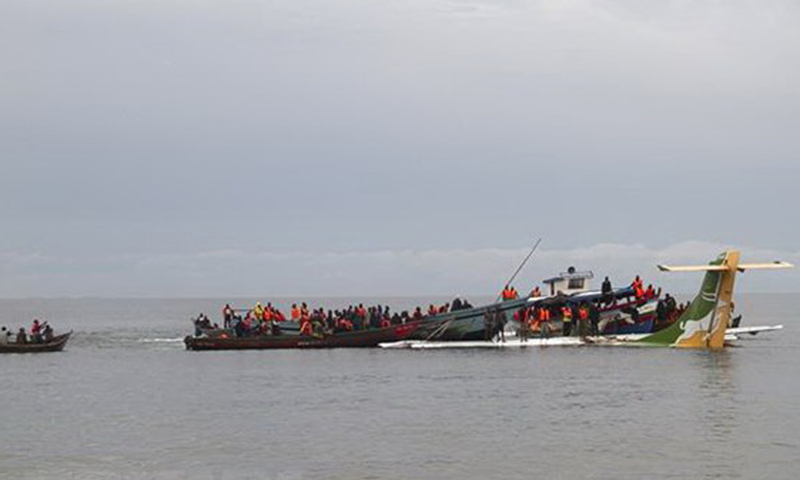 Lực lượng cứu hộ tìm kiếm các nạn nhân trong vụ tai nạn máy bay rơi xuống hồ Victoria ở Tanzania, ngày 6/11. (Ảnh: AFP/TTXVN)