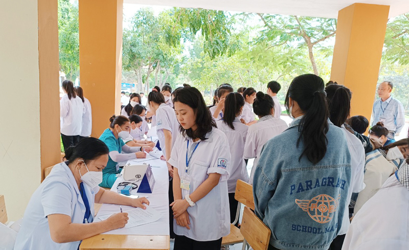 Sáng 7/11, Trung tâm Y tế Bố Trạch tiếp tục triển khai tiêm vắc xin phòng Covid-19 cho hơn 500 học sinh Trường THPT Nguyễn Trãi.