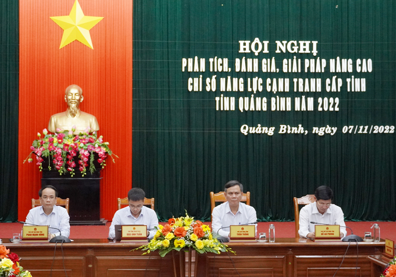 Đồng chí Chủ tịch UBND tỉnh Trần Thắng và các đồng chí Phó Chủ tịch UBND tỉnh chủ trì và điều hành hội nghị. phát biểu kết luận hội nghị.