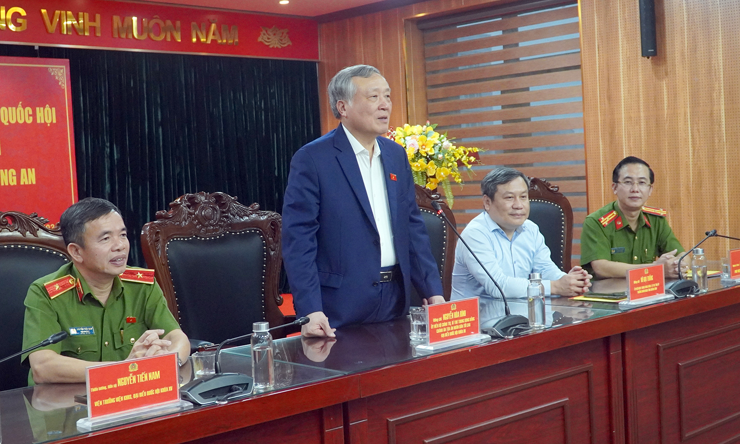 Đồng chí Ủy viên Bộ Chính trị, Chánh án Tòa án Nhân dân tối cao Nguyễn Hòa Bình phát biểu tại buổi làm việc