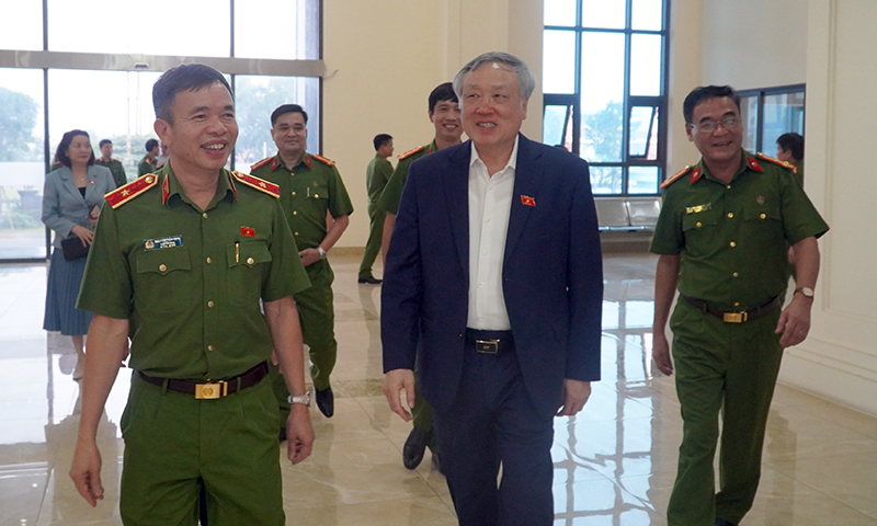 Đồng chí Ủy viên Bộ Chính trị, Chánh án Tòa án Nhân dân tối cao Nguyễn Hòa Bình thăm các phòng ban của Viện KHHS